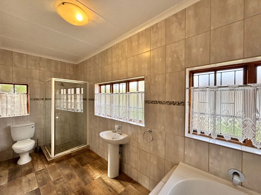 6 Bedroom Property for Sale in Flamwood North West